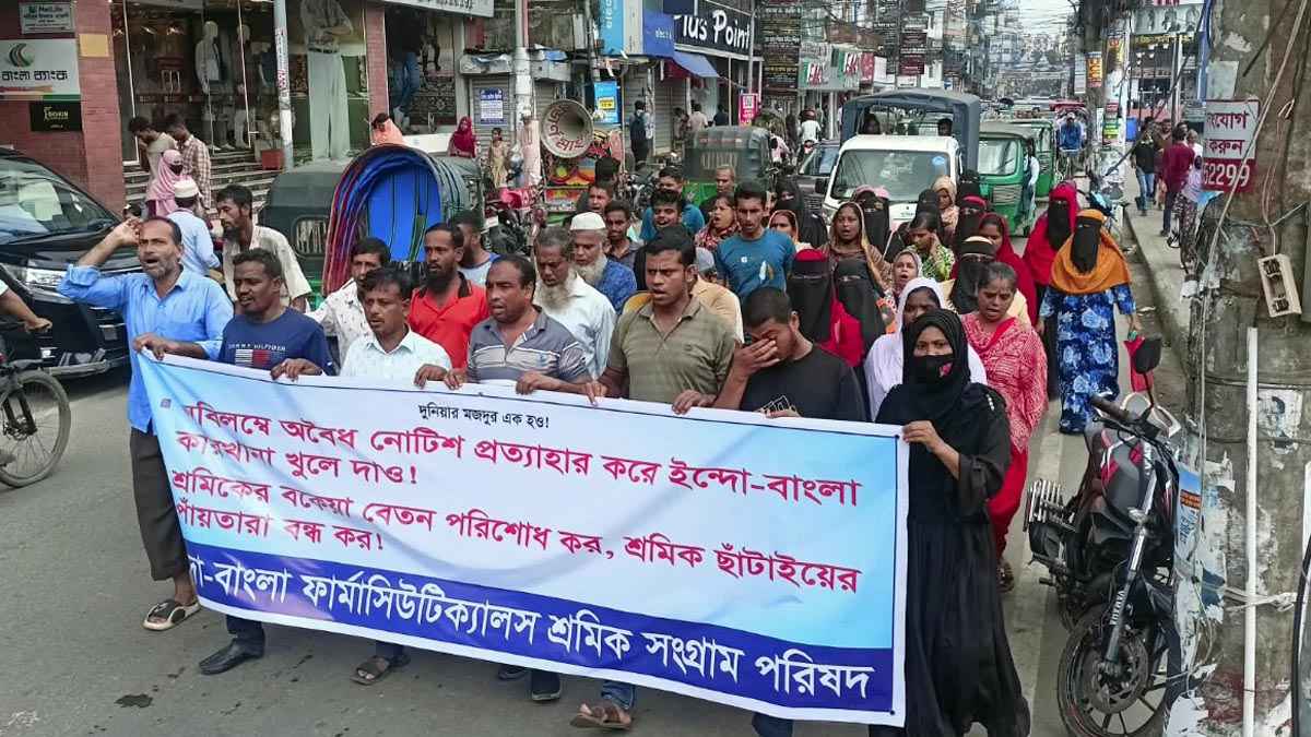 কারখানা খুলে দেওয়ার দাবিতে বরিশালে ইন্দো-বাংলার শ্রমিকদের বিক্ষোভ