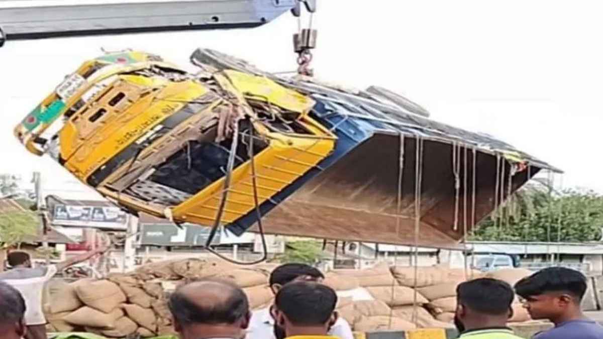 বিদেশফেরত স্বজনকে নিয়ে ফেরার পথে ট্রাক-মাইক্রোবাস সংঘর্ষ, নিহত ২