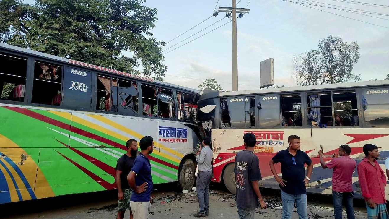 ময়মনসিংহে দুই বাসের মুখোমুখি সংঘর্ষে নিহত ১