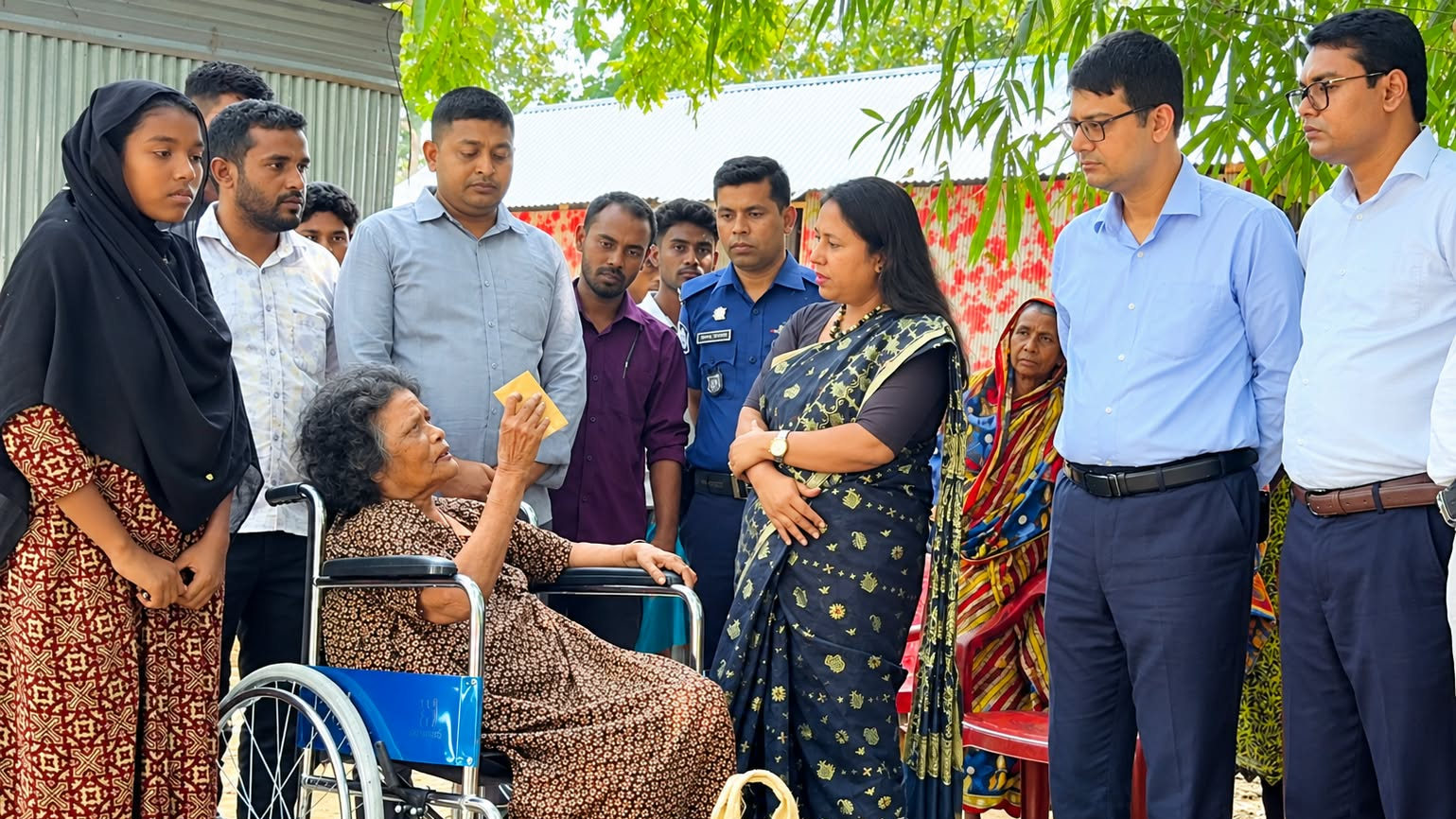 ১০ বছর ধরে ঘরবন্দি ঝমেলার পাশে জেলা প্রশাসক