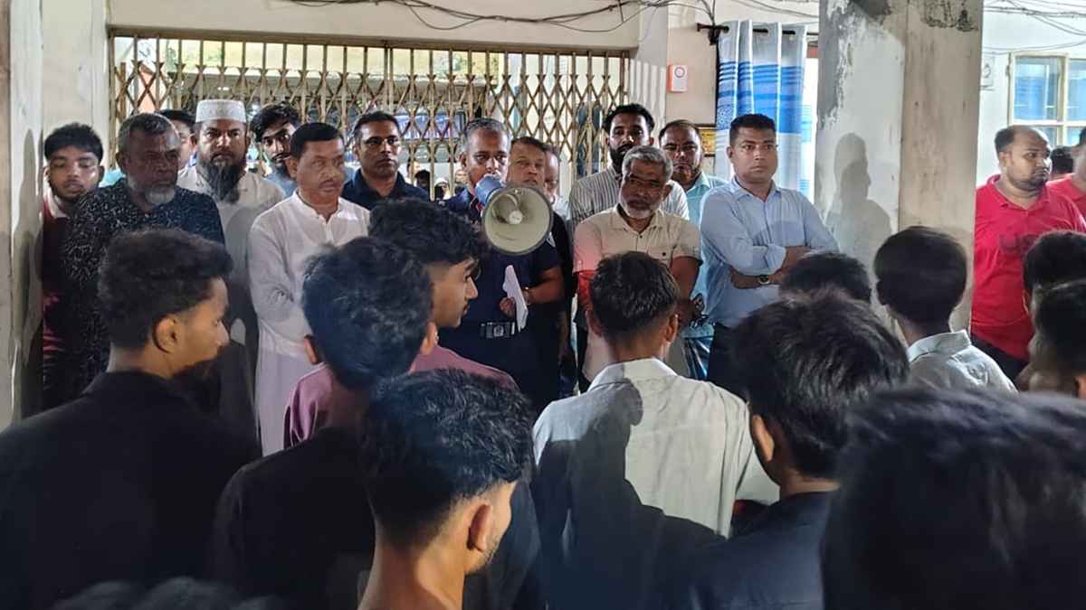 কিশোর গ্যাং ঠেকাতে চাঁদপুরে পুলিশের সাঁড়াশি অভিযান, আটক ৩৭০