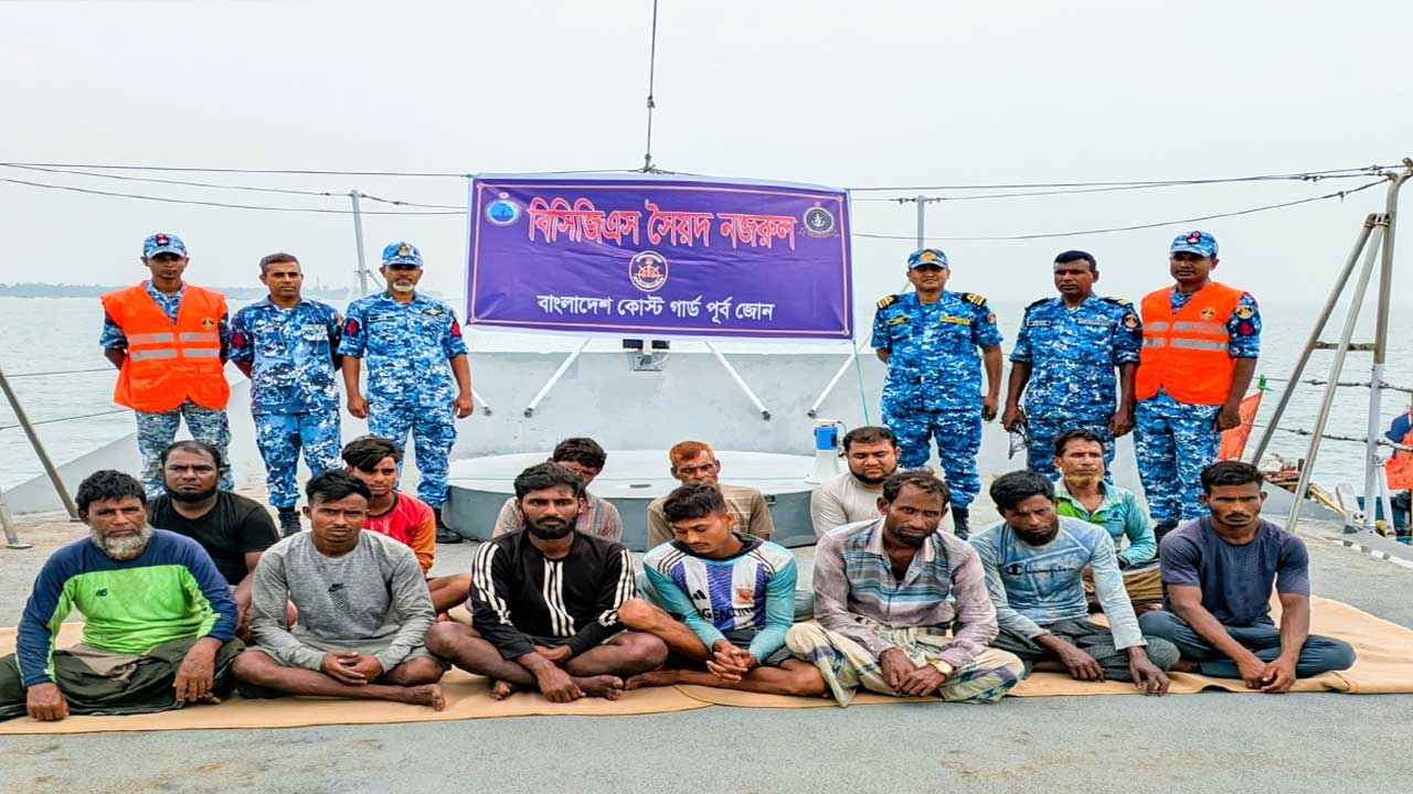 গভীর সমুদ্রে ইঞ্জিন বিকল, ১৩ জেলেকে জীবিত উদ্ধার