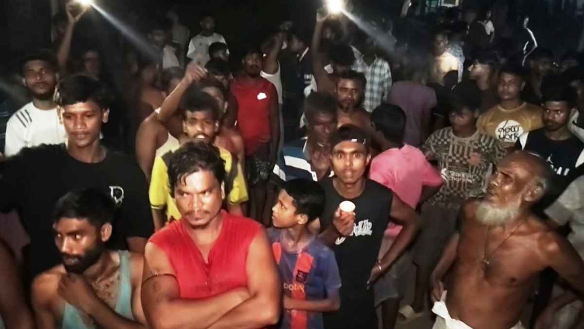 ধাওয়া খেয়ে আটক শ্রমিকদের ছেড়ে দিলো পুলিশ
