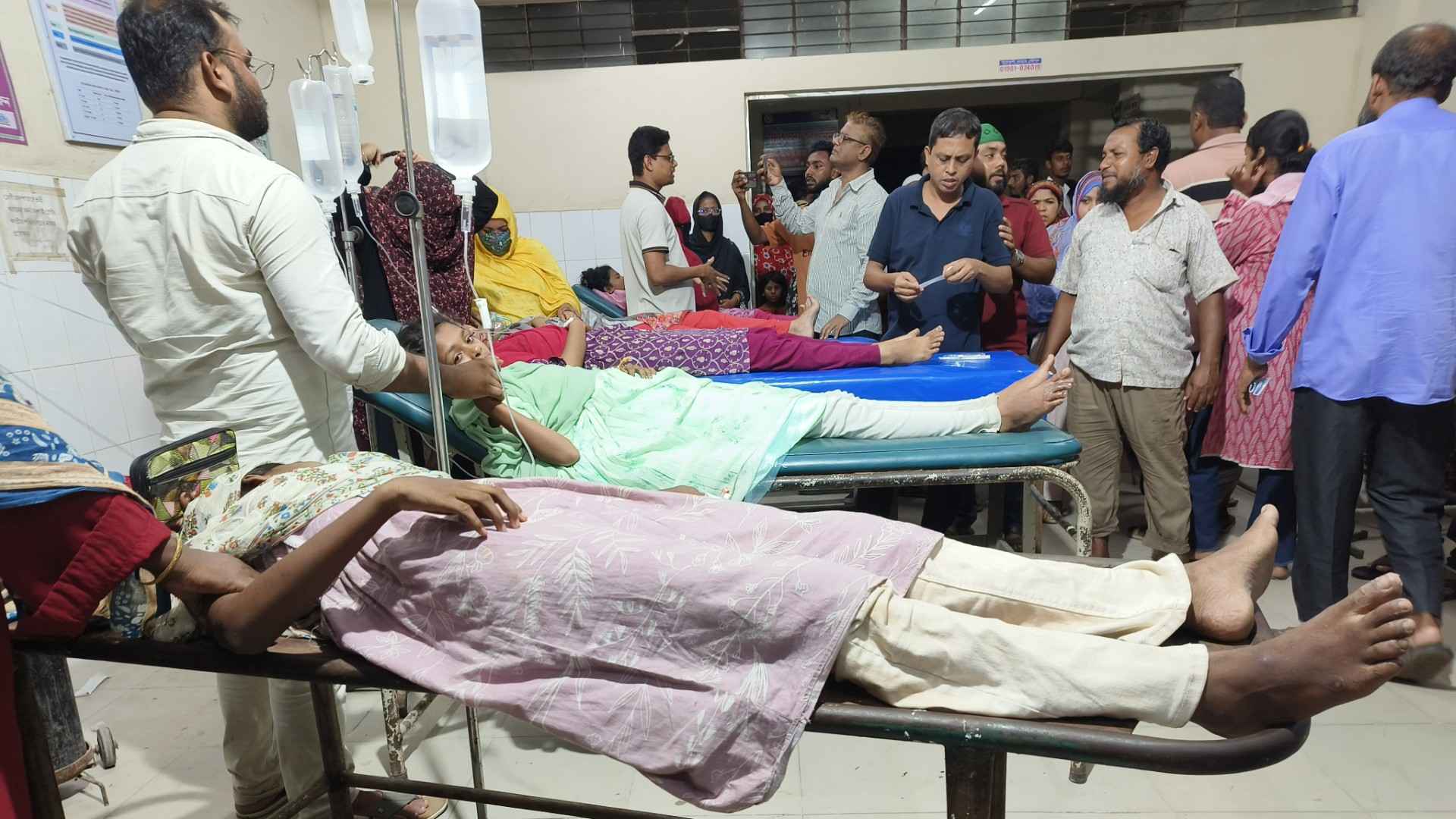 বরগুনায় আখরোট খেয়ে সাত ছাত্রী অসুস্থ, হাসপাতালে ভর্তি
