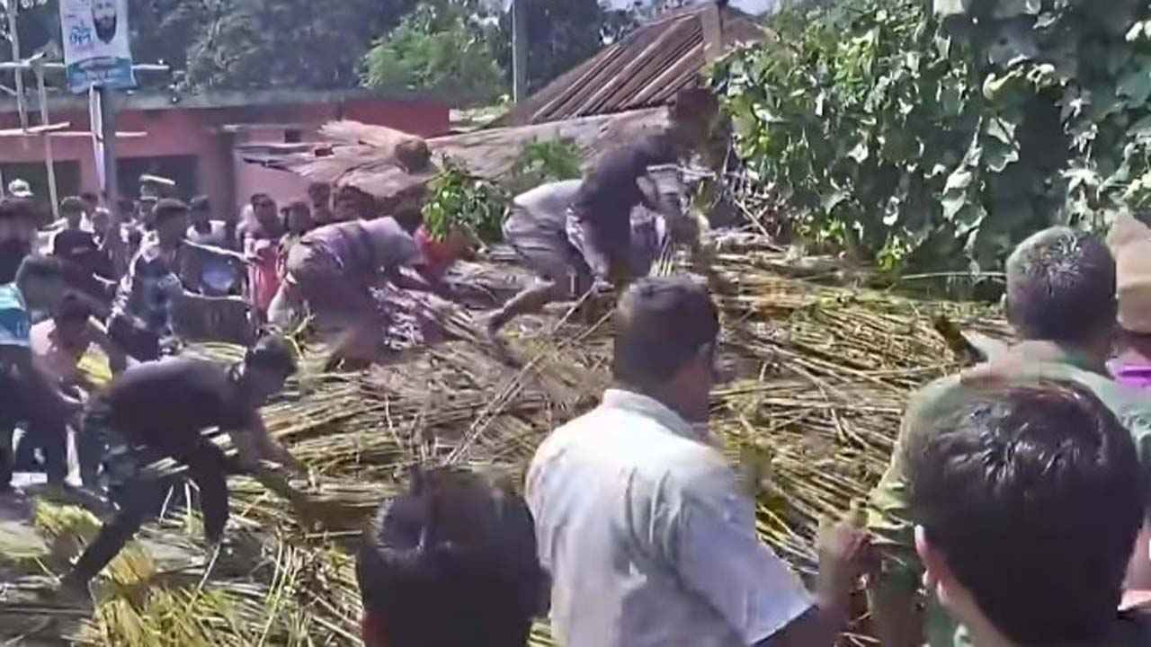 পাটবোঝাই ট্রলি উল্টে চাঁপাইনবাবগঞ্জে শিশুর মৃত্যু