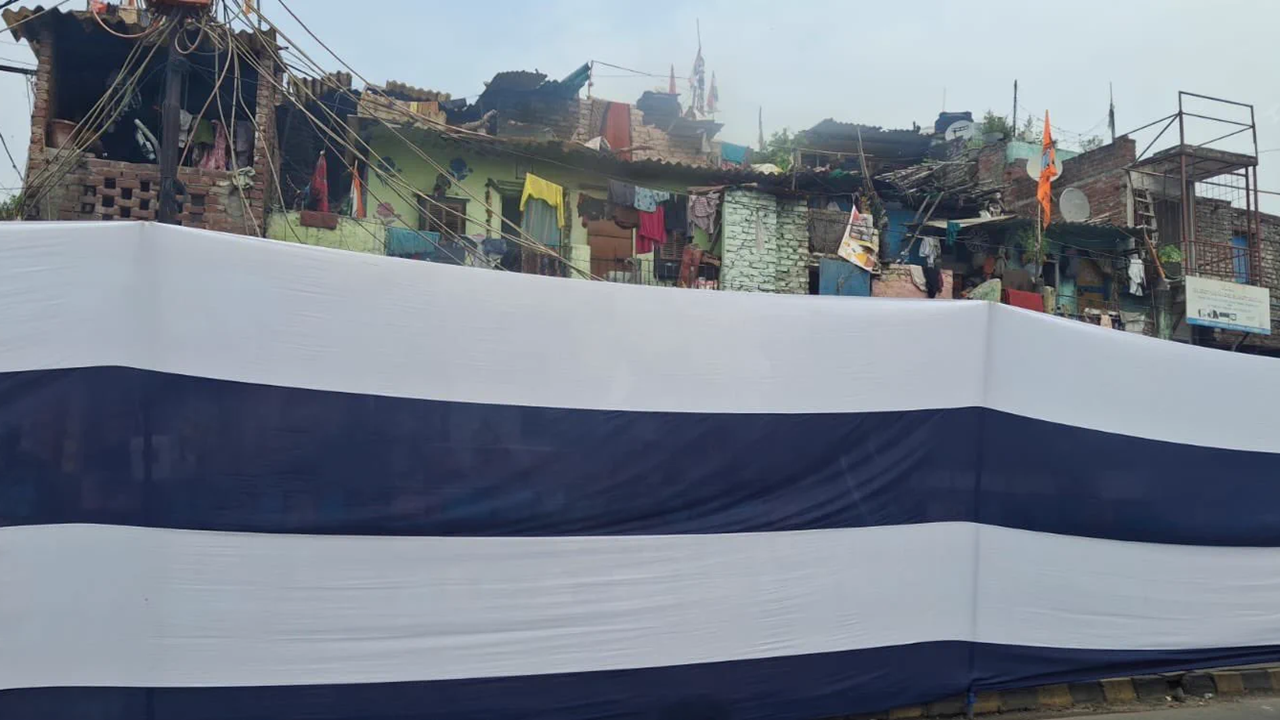 বিশ্বনেতাদের চোখ এড়াতে নয়াদিল্লিতে কাপড় দিয়ে ঢেকে দেওয়া হলো বস্তি