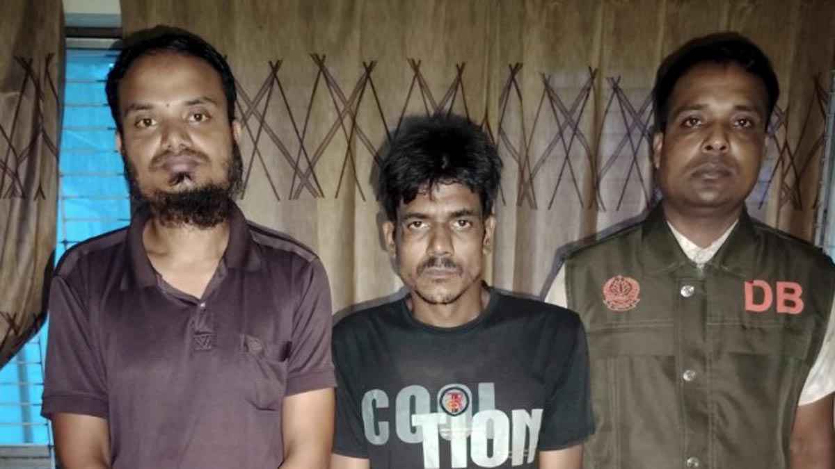 দিনাজপুরে দিবালোকে ছিনতাইয়ের ঘটনায় ২ যুবককে গ্রেফতার