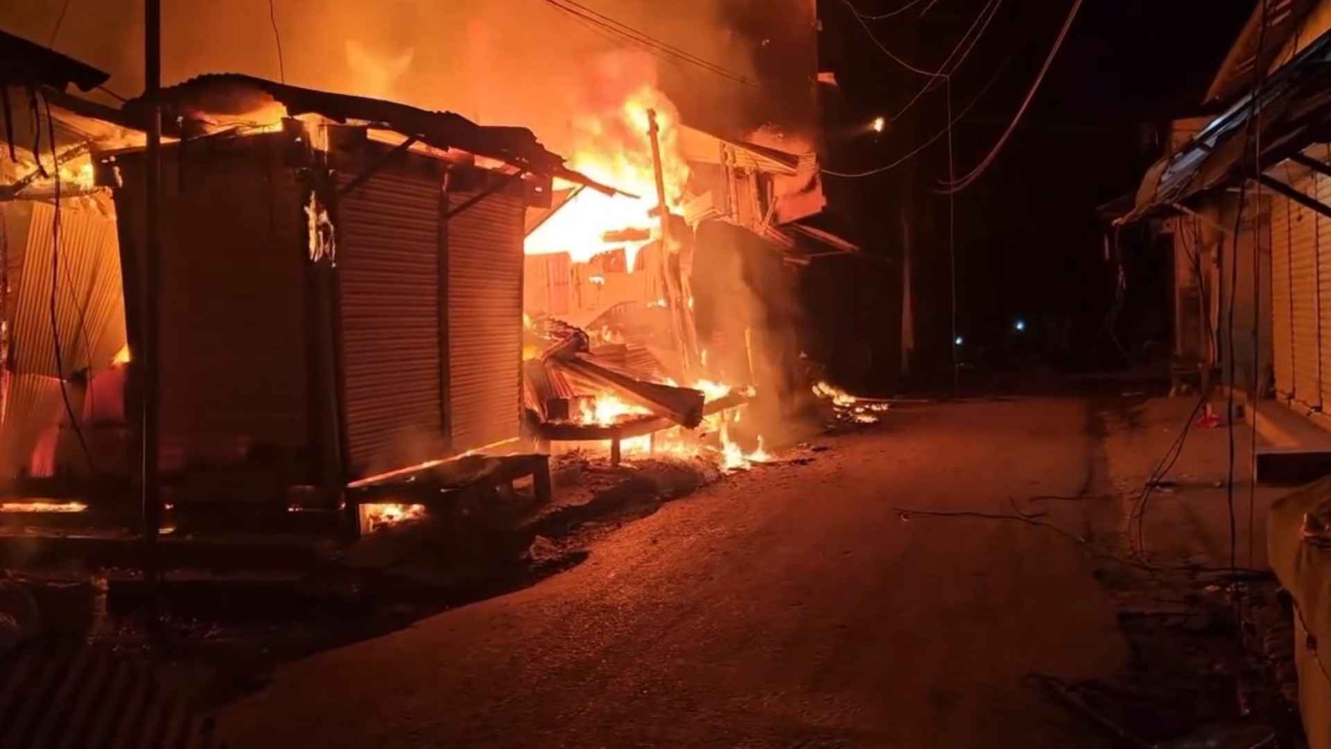 ঝালকাঠিতে আগুনে পুড়ে ছাই ৮ দোকান, ক্ষতি ২৯ লাখ টাকা