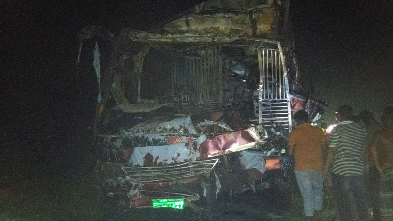 ফরিদপুরে থানার সামনে রাখা বাসে আগুন