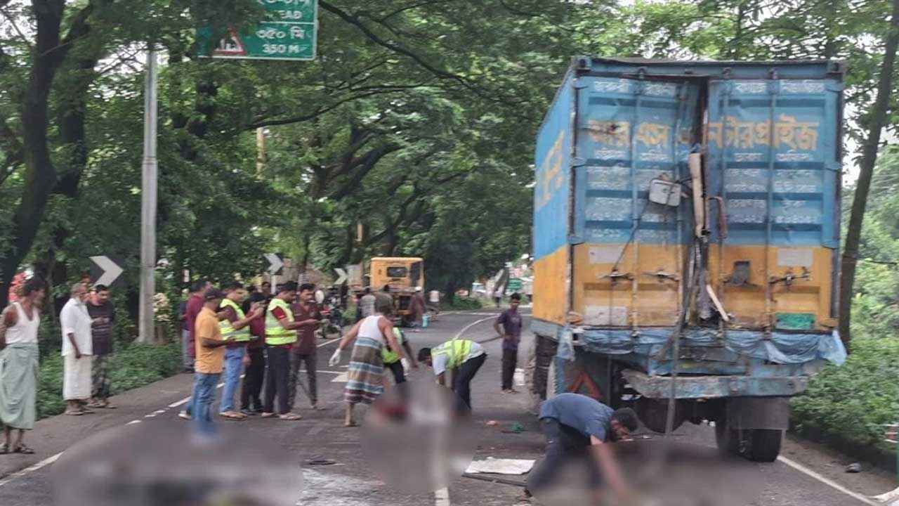 দাঁড়িয়ে থাকা কাভার্ডভ্যানে বাসের ধাক্কা, চালক-হেলপারসহ নিহত ৩