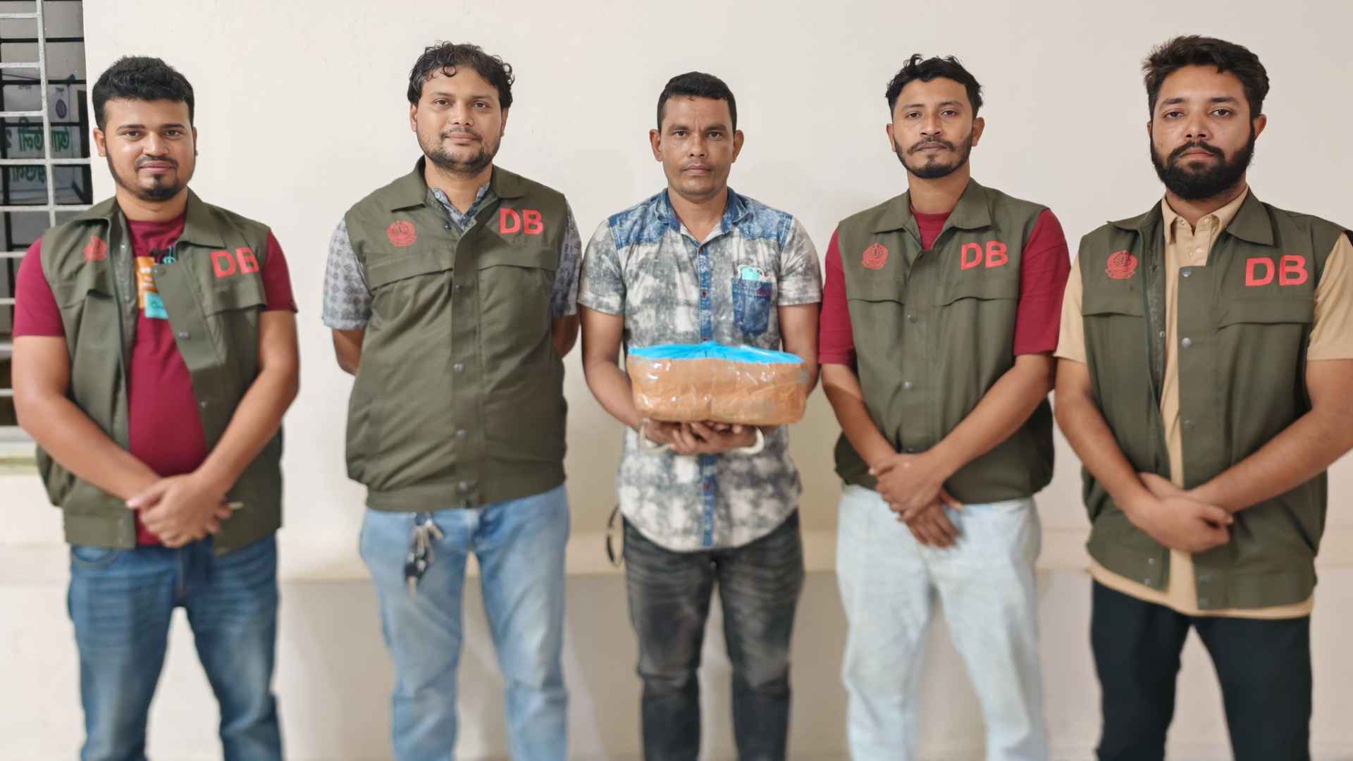বরগুনায় ২ কেজি গাঁজাসহ যুবক গ্রেফতার