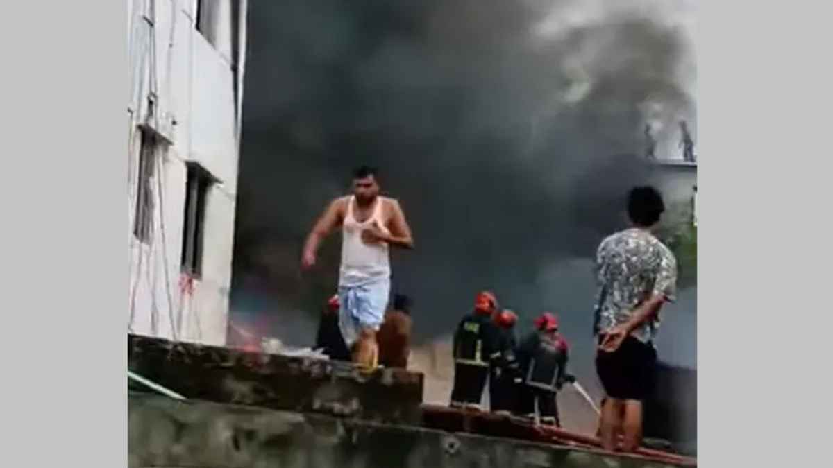 বাড্ডায় ফার্নিচারের গোডাউনে আগুন, দুই ইউনিটের চেষ্টায় নিয়ন্ত্রণে