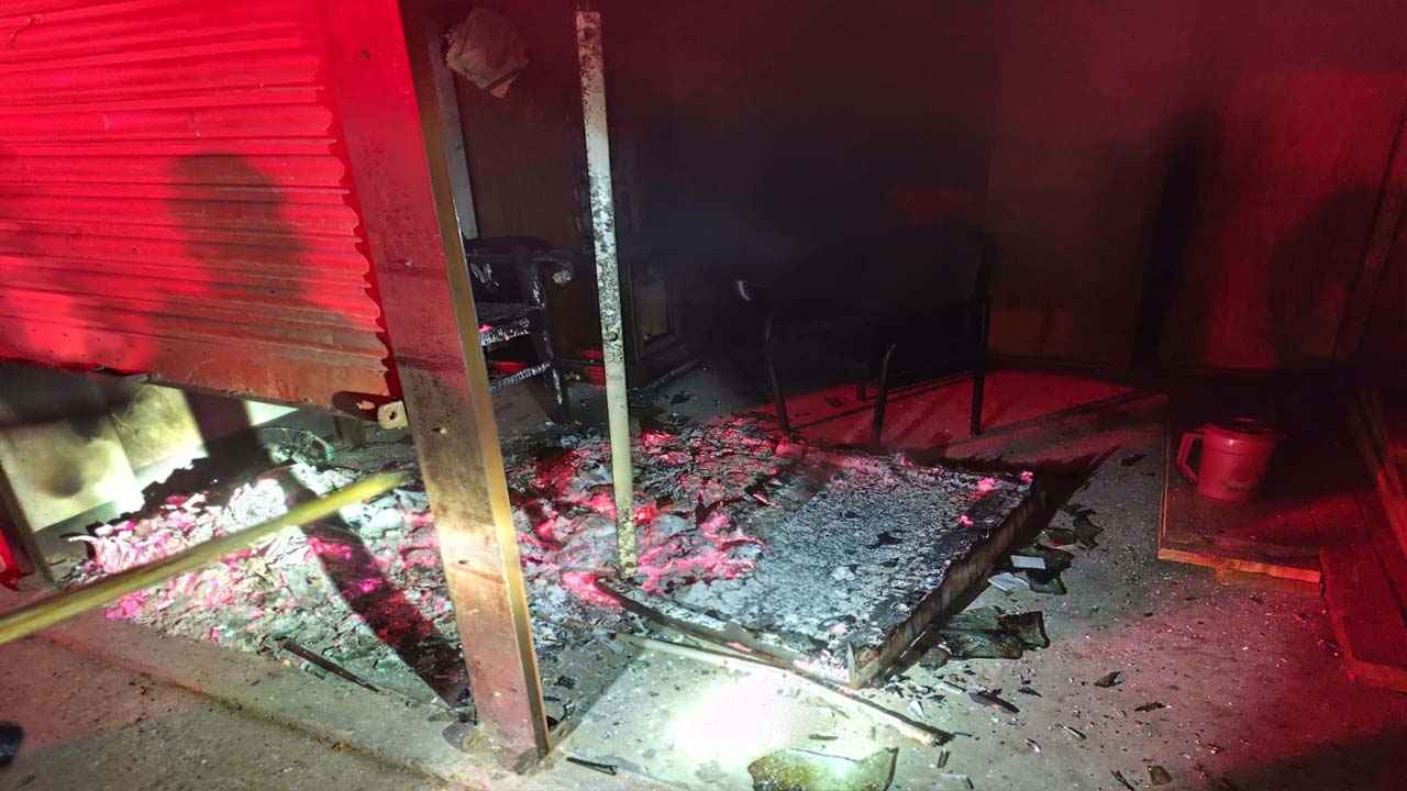 ঝিনাইদহে আওয়ামী লীগ নেতার ফার্নিচারের দোকানে আগুন