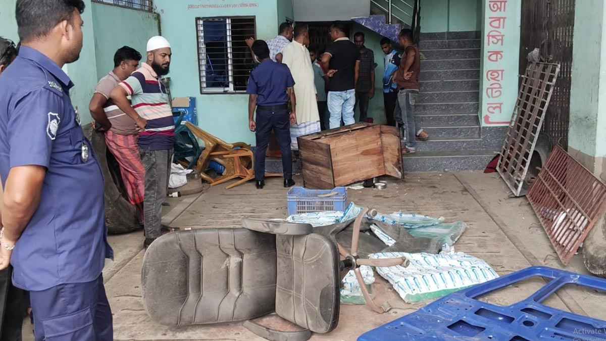 চুয়াডাঙ্গায় ব্যবসায়ীর অফিসে ভাঙচুর-লুটপাট, ২১ জনের নামে মামলা