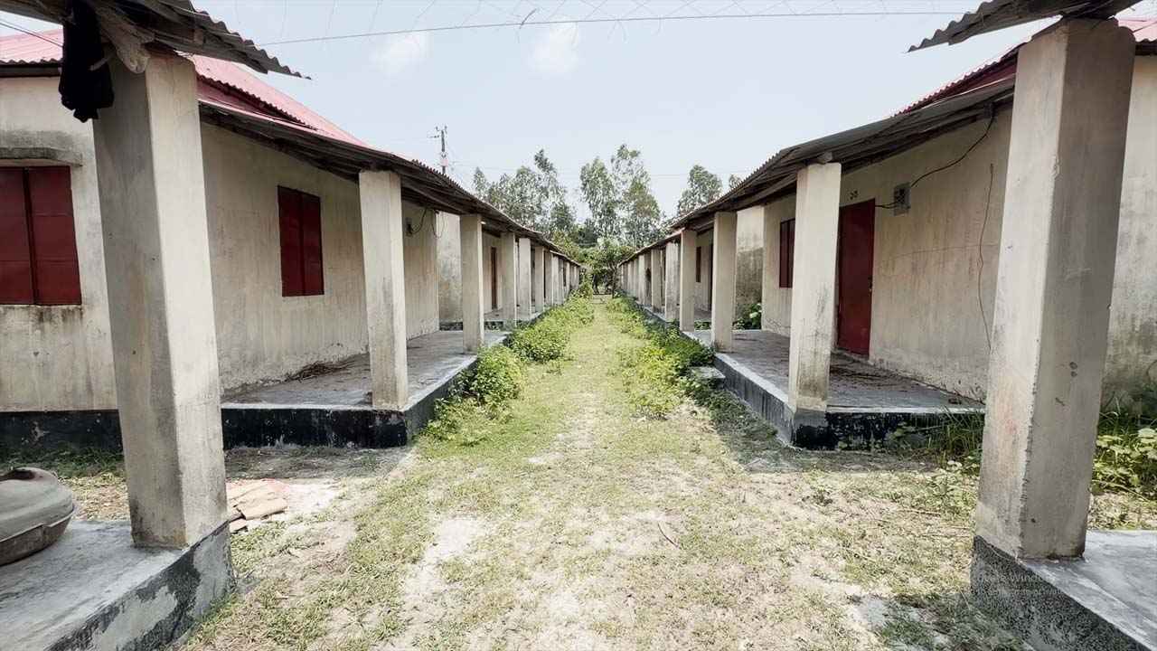 যেখানে থাকার কথা ১০০ পরিবার, সেখানে পড়ে আছে পরিত্যক্ত ঘরের সারি