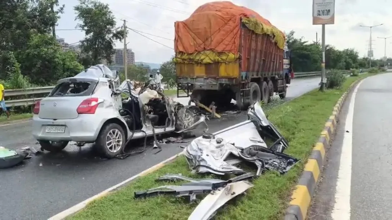 ভারতে দাঁড়িয়ে থাকা ট্রাকে প্রাইভেটকারের ধাক্কা, মন্ত্রীর মেয়েসহ নিহত ৪