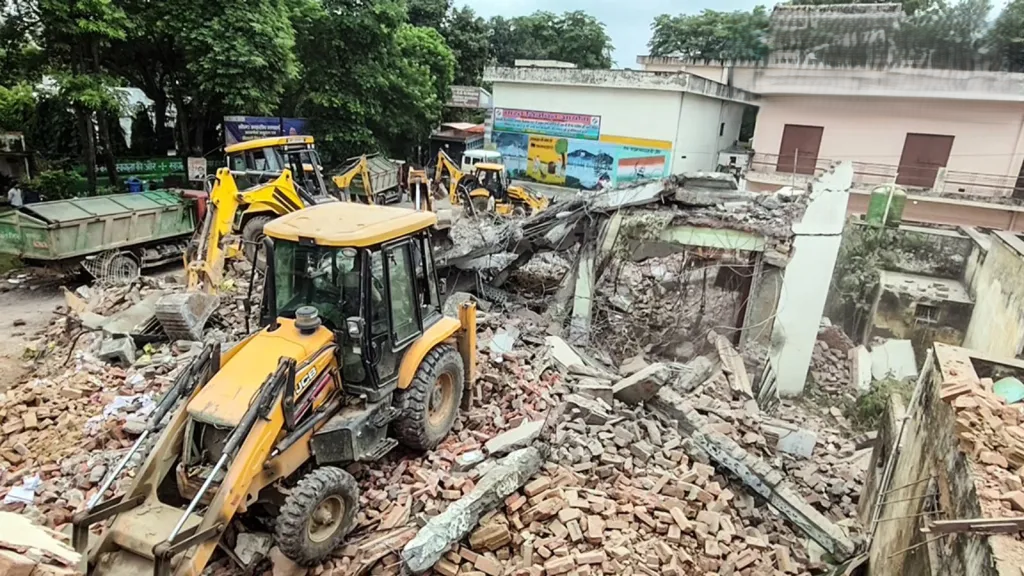 ভারতে রাতের অন্ধকারে ১৫০ বছরের পুরোনো মসজিদ গুঁড়িয়ে দিল প্রশাসন