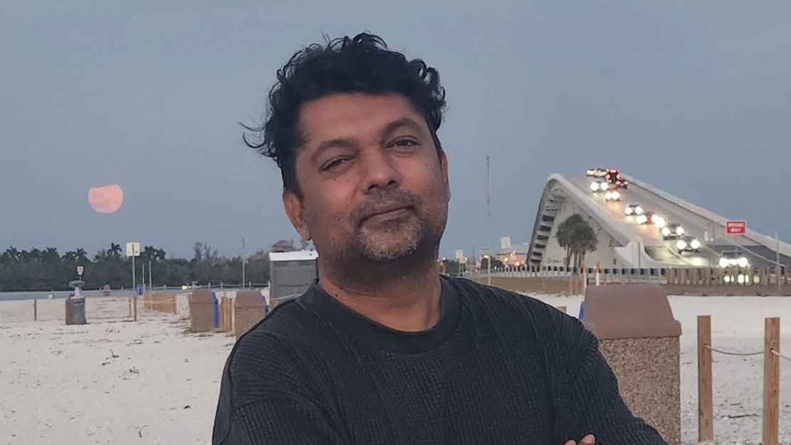 অর্ডার ছাড়াই পার্সেল নিয়ে একের পর ডেলিভারি ম্যান, বিড়ম্বনায় জয়