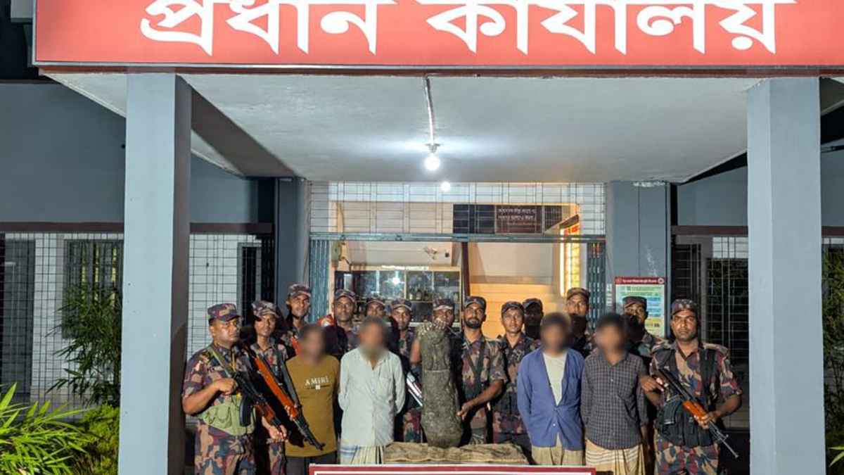 জয়পুরহাটে ৭৩ লাখ টাকার কষ্টিপাথরের মূর্তিসহ আটক ৪