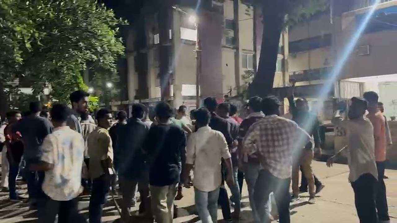 জবি ছাত্রদলের কনসার্টে স্টেজে বসা নিয়ে সংঘর্ষ, আহত ৩জবি ছাত্রদলের কনসার্টে স্টেজে বসা নিয়ে সংঘর্ষ, আহত ৩