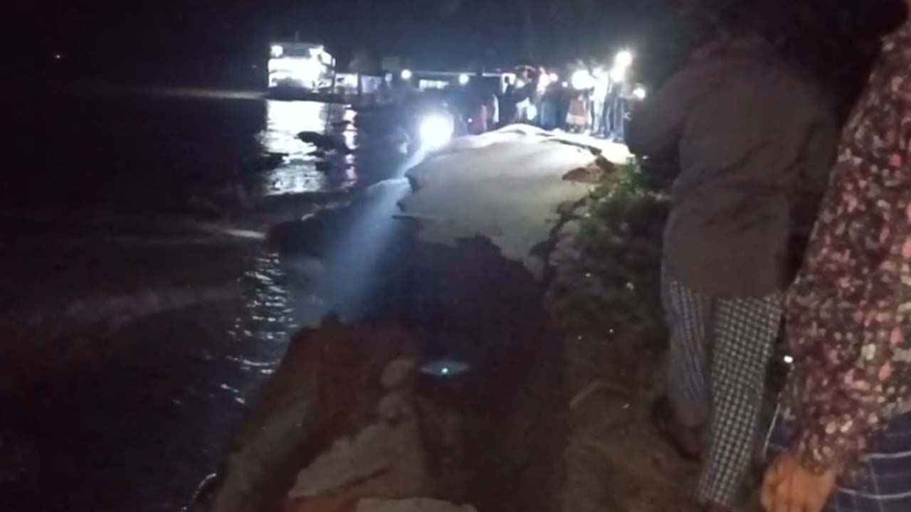 পটুয়াখালীর তেঁতুলিয়া নদীর ভাঙনে বিলীন ২০ কবর, হুমকিতে হাজিরহাট বাজার