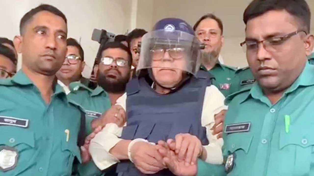 ‘৪০ বছরের ওকালতির ক্যারিয়ার আমার’, ট্রাইব্যুনালের কাঠগড়ায় কামরুল
