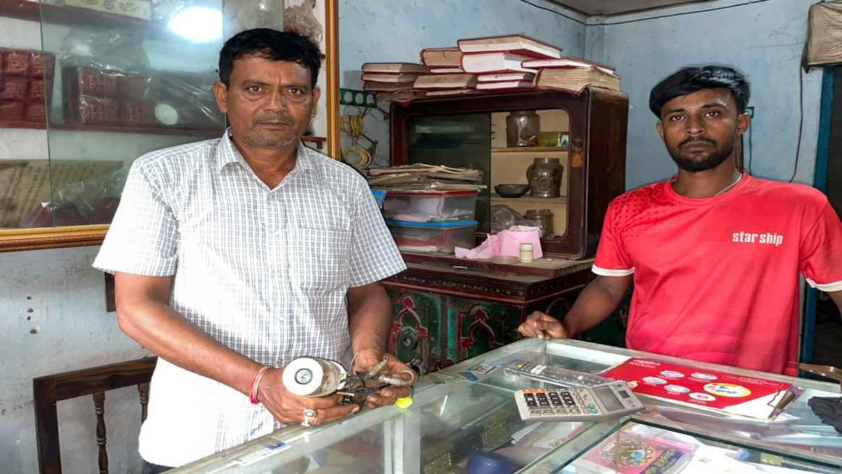 খোকসায় নৈশপ্রহরী-ব্যবসায়ীদের বেঁধে ৫ দোকানে লুট