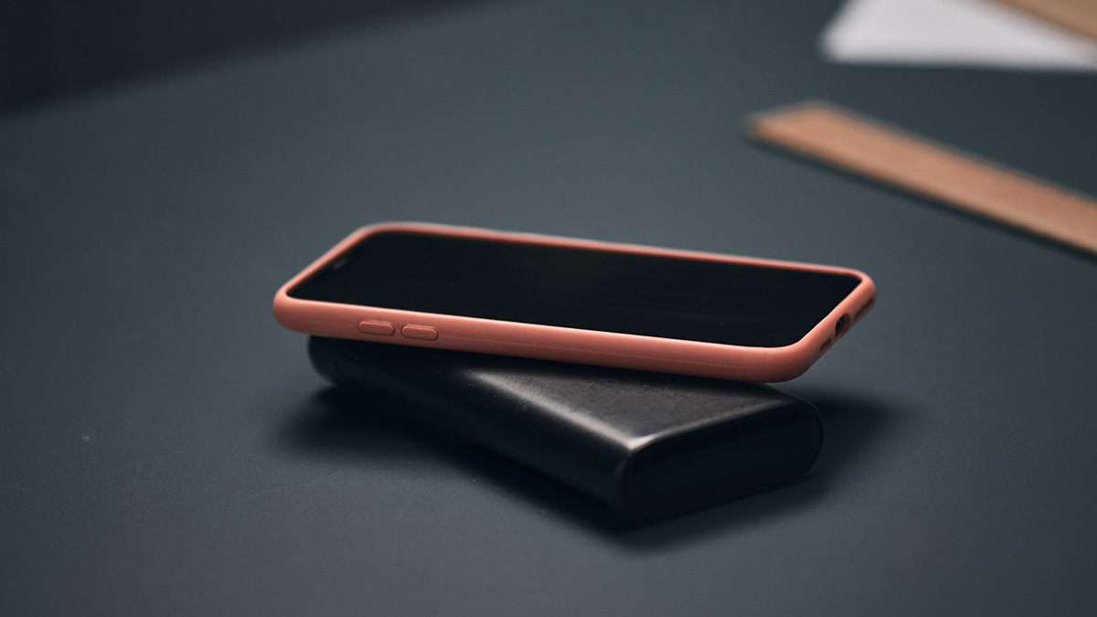 little-known-reason-why-you-should-always-place-your-phone-face-down-on-a-table little-known-reason-why-you-should-always-place-your-phone-face-down-on-a-table