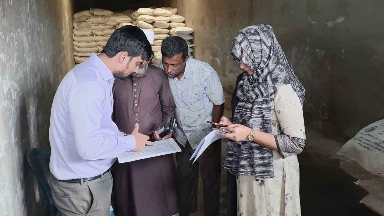 ময়মনসিংহে সারের গোডাউনে অভিযান, ৬ ব্যবসায়ীকে জরিমানা