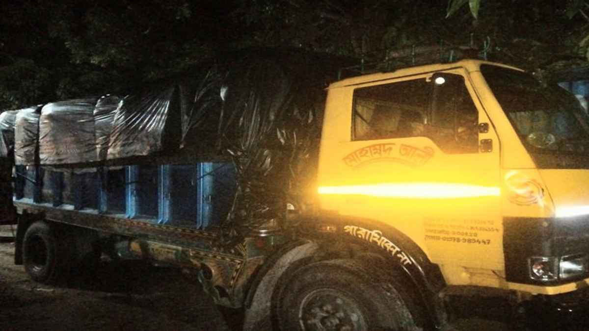 ময়মনসিংহে ৩৪০ বস্তা ইউরিয়া সারসহ ট্রাক জব্দ