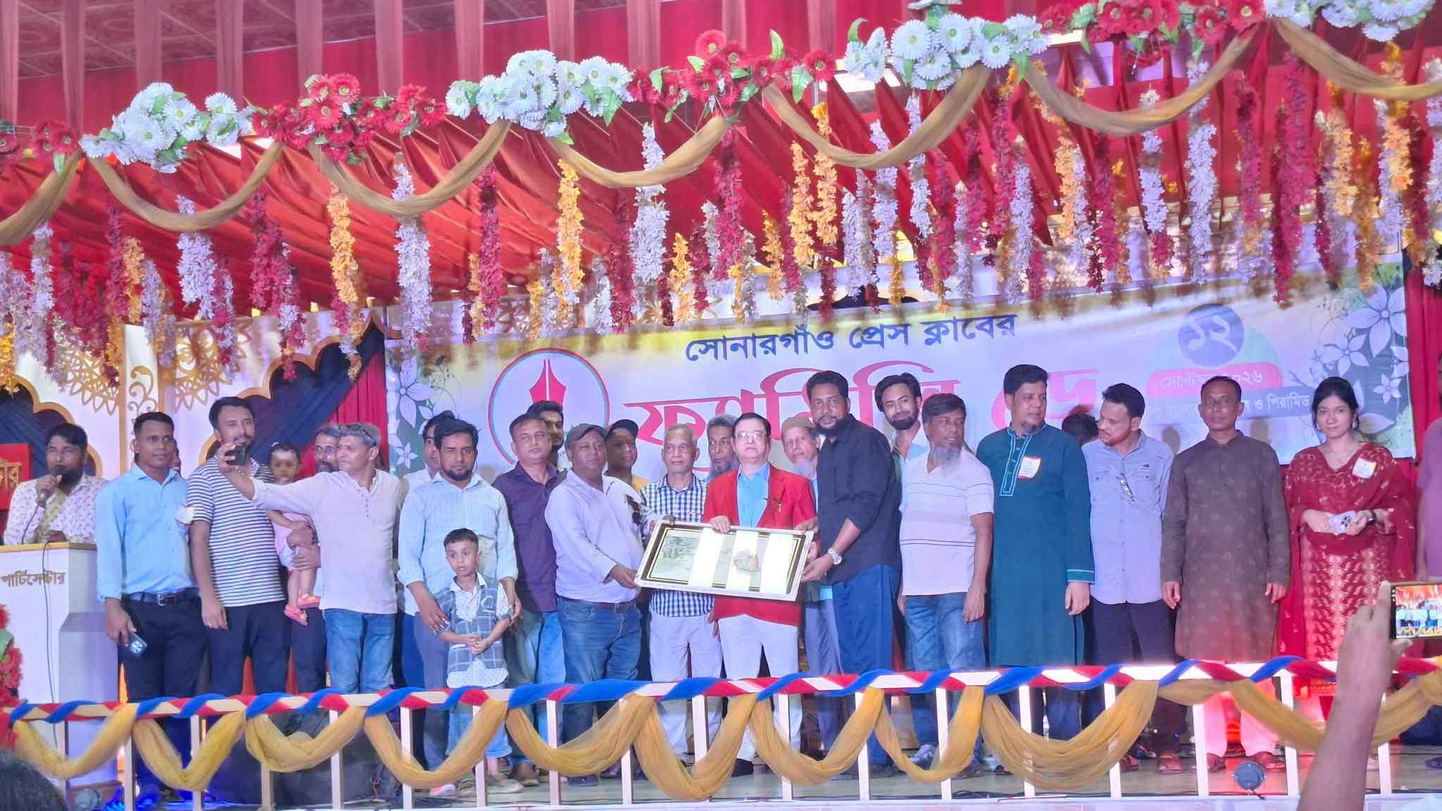সোনারগা্রঁয়ে বীর মুক্তিযোদ্ধা আহসানউল্লাহ মনিকে সংবর্ধনা
