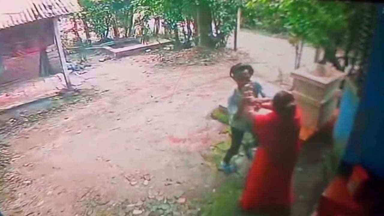 শিক্ষিকার গলার স্বর্ণের চেইন ছিনতাই, সিসিটিভি ফুটেজ ভাইরাল