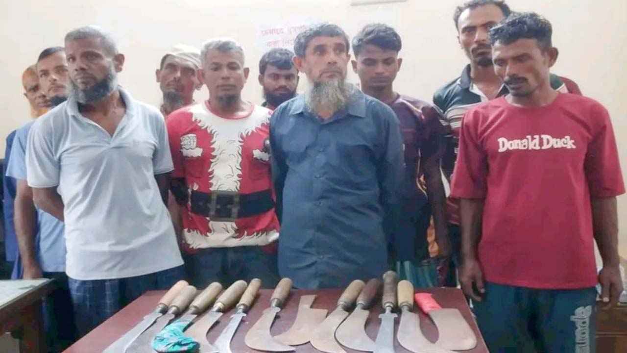 নড়াইলে মামলার হাজিরা দিতে এসে অস্ত্রসহ আটক ১১