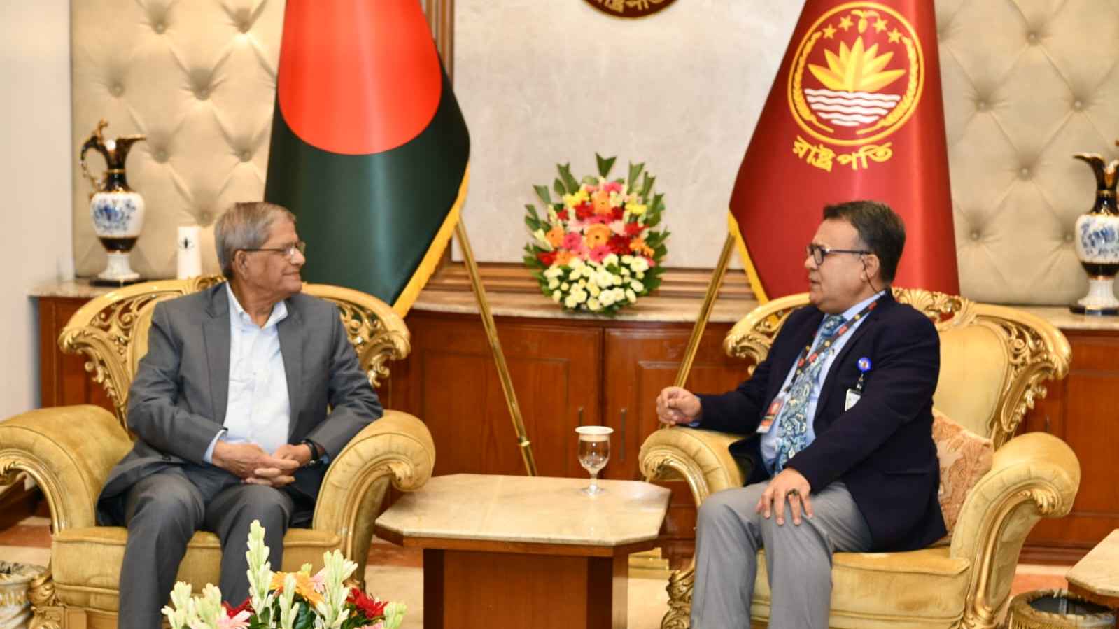 রাষ্ট্রপতির সঙ্গে জাতীয় বিশ্ববিদ্যালয়ের ভিসির সাক্ষাৎ ও আলোচনা