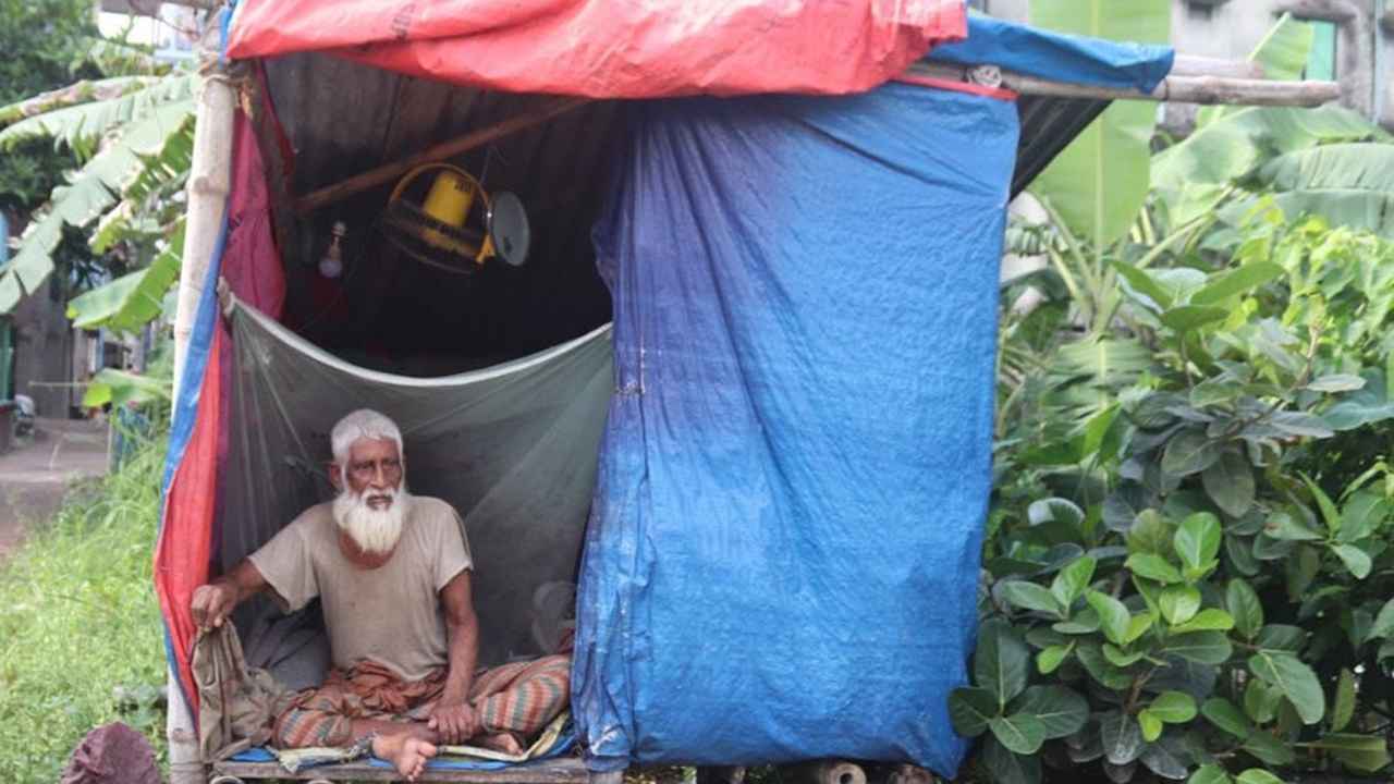 ত্রিপলের ঝুপড়ি ঘরে বিনা চিকিৎসায় মৃত্যুর প্রহর গুণছেন বৃদ্ধ