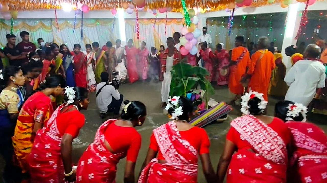 নাচ গান আর ঐতিহ্যে মুখর ঠাকুরগাঁও, কারাম উৎসবে ওড়াঁওদের মিলনমেলা