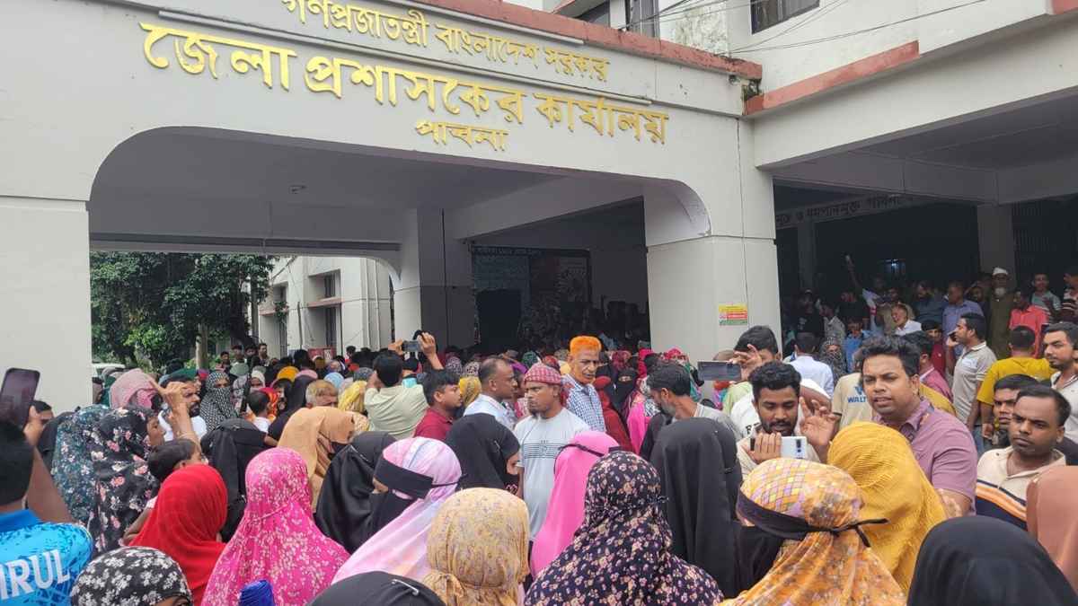 পাবনার শিশু কলি গণধর্ষণ ও হত্যার বিচারের দাবিতে বিক্ষোভ