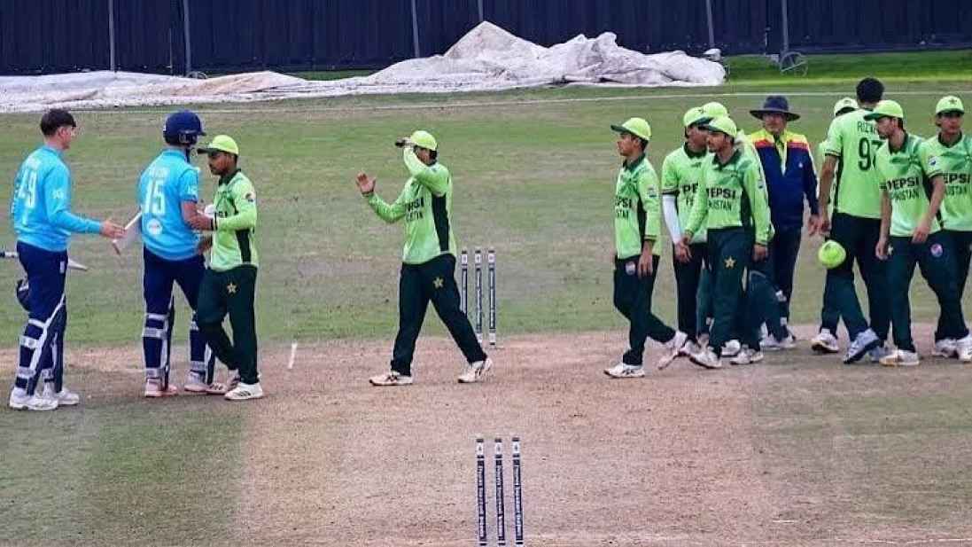 অভিবাসী ভেবে ইংল্যান্ডে পাকিস্তান দলের হোটেলের সামনে বিক্ষোভ