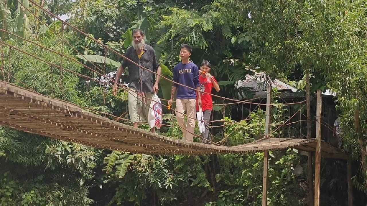 নড়বড়ে ঝুলন্ত সেতুই ভরসা, ঝুঁকিতে ১০ গ্রামের মানুষ