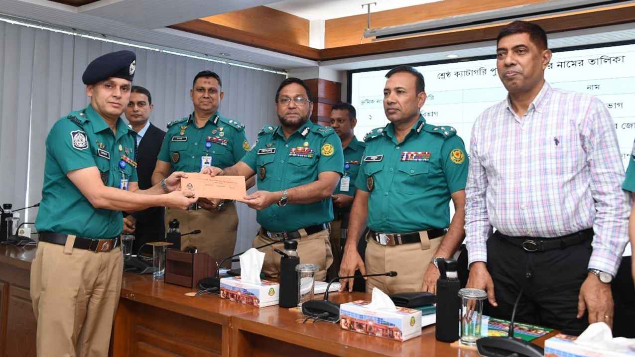 আইনশৃঙ্খলা রক্ষায় পুলিশকে দায়িত্ব পালনের নির্দেশ ডিএমপি কমিশনারের