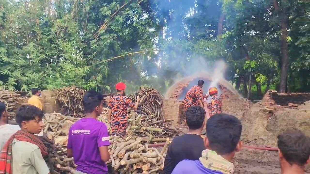 নড়াইলে সেই জামায়াত নেতার কয়লার ভাটা গুঁড়িয়ে দিল প্রশাসন