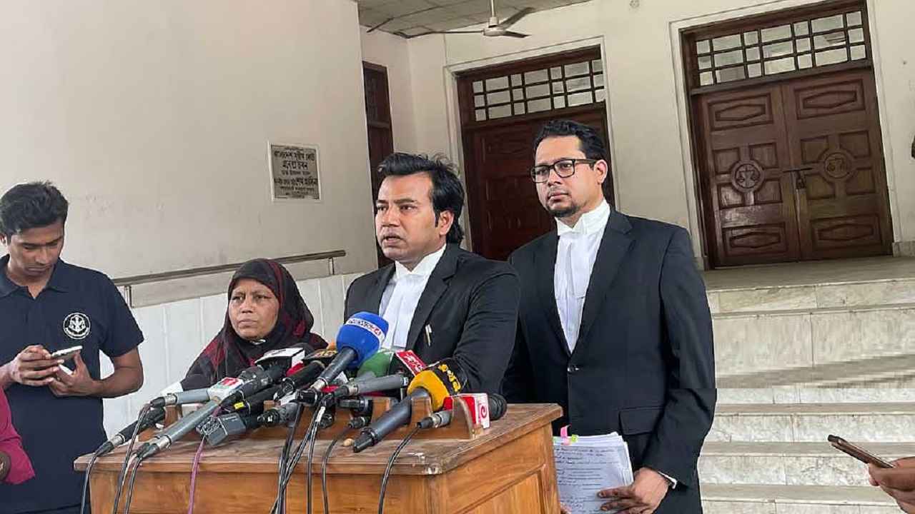 ‘মবের শিকার’ প্রধান শিক্ষিকাকে দায়িত্বে থাকার নির্দেশ হাইকোর্টের
