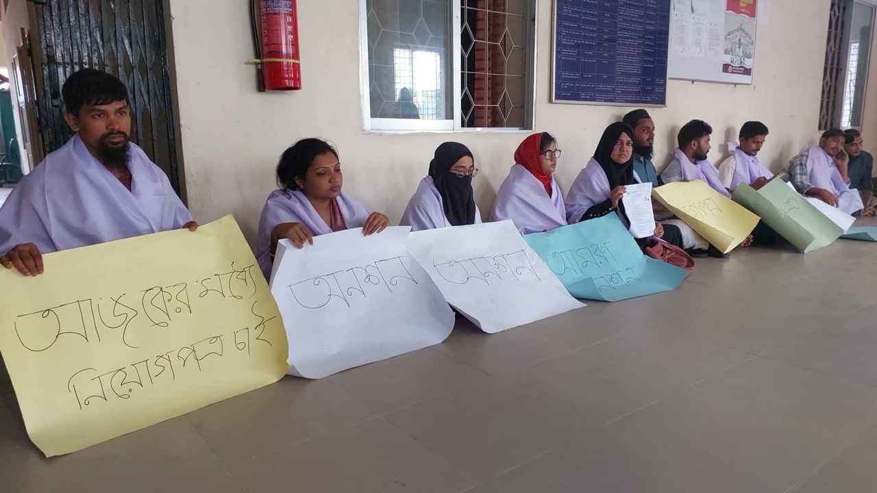 প্রাথমিকে নিয়োগ না পেয়ে চূড়ান্ত সুপারিশপ্রাপ্ত ২২ শিক্ষকের অনশন