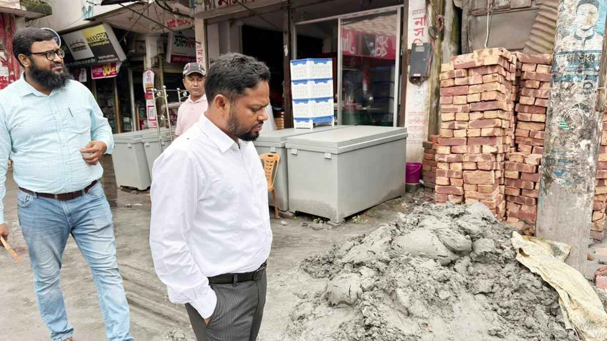 ভাণ্ডারিয়ায় সড়কে বালু ফেলে জনদুর্ভোগ সৃষ্টি করায় ২ জনকে জরিমানা