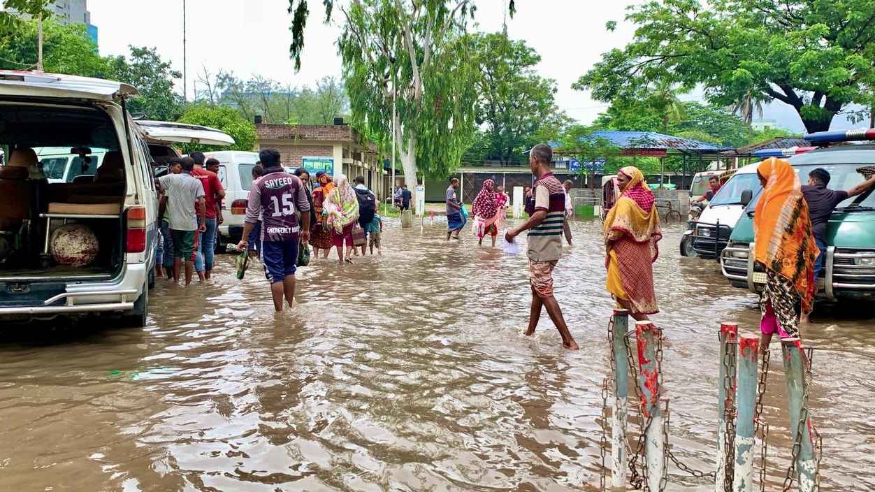 রাজশাহীতে মৌসুমের সর্বোচ্চ বৃষ্টিপাত, জলাবদ্ধতায় দুর্ভোগ