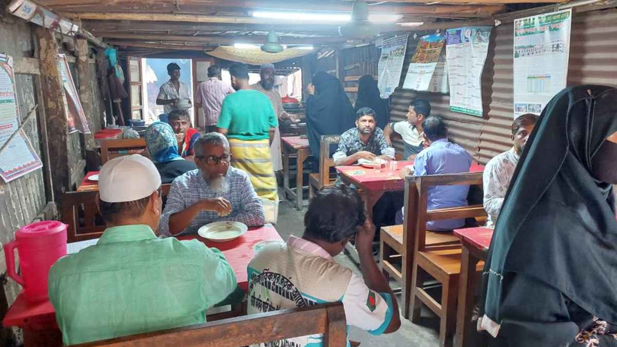 শতবর্ষ পেরিয়েও স্বাদের জাদুতে অটুট শরীয়তপুরের ‘সালাম হোটেল’