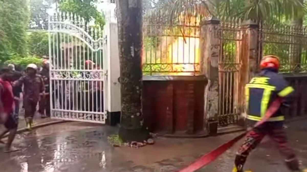 সিরাজগঞ্জে বিদ্যুৎমন্ত্রীর বাড়ির গেটে বজ্রপাতে আগুন