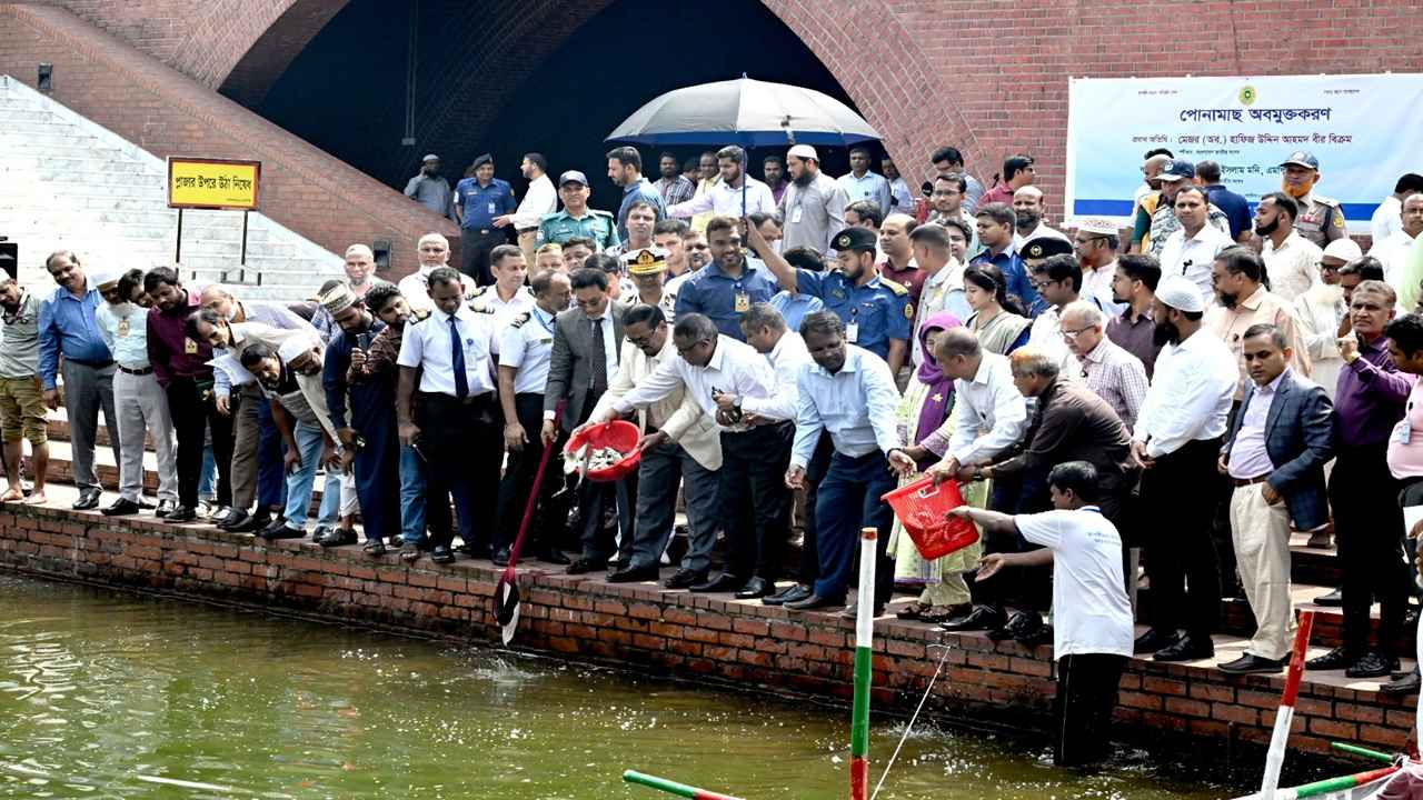 সংসদ ভবন লেকে ২৫০ কেজি পোনা মাছ অবমুক্ত করলেন স্পিকার